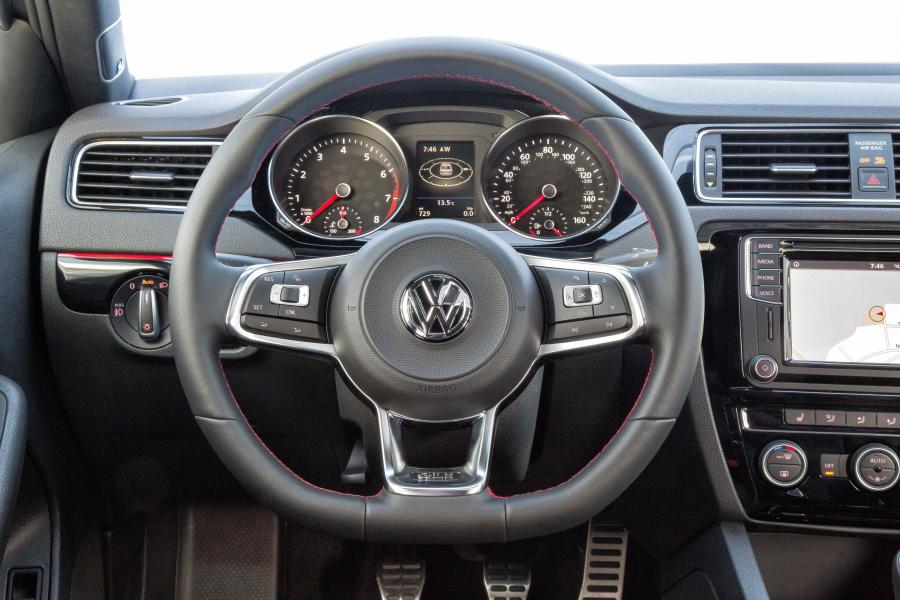 Панель приборов Volkswagen Jetta GLI (Typ 1B) 2015 года  (NA) (фото 33 из 40)